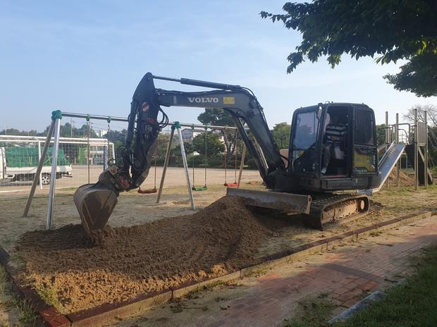 묘도동초등학교 운동장 소금살포: 전문 시공으로 안전하고 깨끗한 놀이터 만들기 관련 이미지
