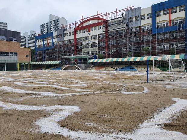 묘도동중학교 운동장 잡초 제거, 전국산업안전으로 안전한 놀이터 만들어줄까? 관련 이미지