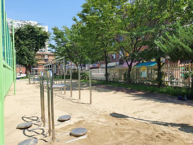 ? 묘도동 어린이집 운동장 잡초 제거: 전문 시공으로 안전하고 건강한 놀이터 만들기 관련 이미지