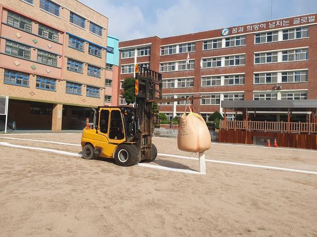 순천시중학교 운동장 소금살포 ?  전국산업안전, 최적화된 시공으로 보호하세요! 관련 이미지