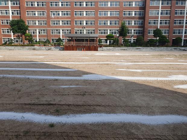 해룡면고등학교 운동장 모래 보충: 전국산업안전으로 걱정 없이  최상의 운영 관련 이미지