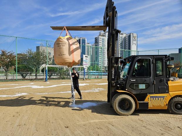 해룡면상삼출장소중학교 운동장 모래 보충, 전문 시공으로 안전하고 건강한 놀이터 만들기! 관련 이미지