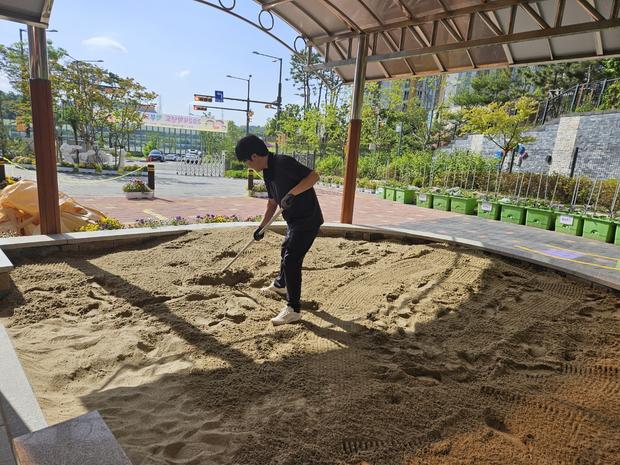 학교 운동장 잡초 제거: 전국산업안전으로 안전하고 오래도록  건강한 장소 만들기