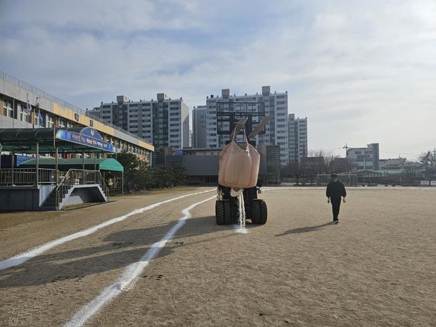 학교 운동장 잡초 제거, 전문 시공으로 안전하게! 해룡면신대출장소 초등학교 관련 이미지