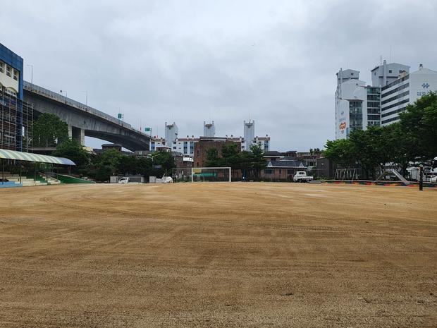 해룡면신대출장소 중학교 운동장 소금 살포: 안전과 품질 최고, 전문 시공으로 보다 빛... 관련 이미지