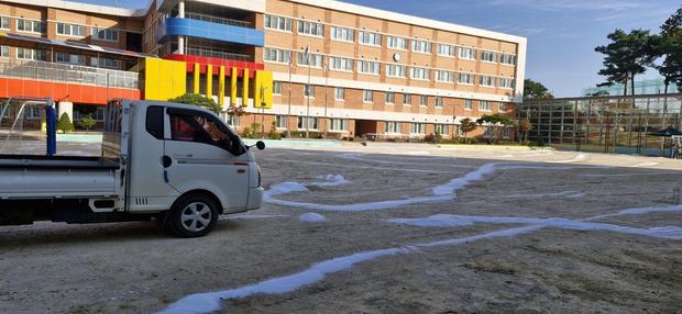 서면초등학교 운동장 잡초 제거, 전국산업안전으로 안전하고 깨끗한 공간 만들어보세요! 관련 이미지