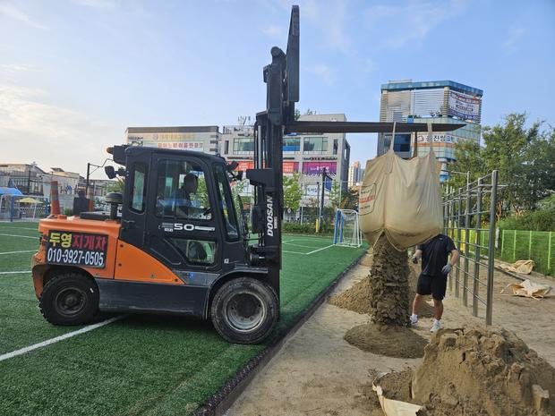 황전면중학교 운동장 모래보충 ?️ 전국산업안전, 안정적인 놀이를 위한 최고의 선택! 관련 이미지