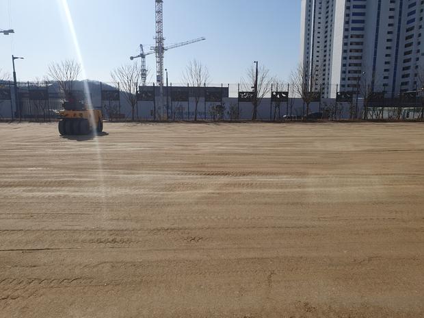 월등면고등학교 운동장 잡초 제거, 전국산업안전으로 안전하고 건강한 공간 만들어요!