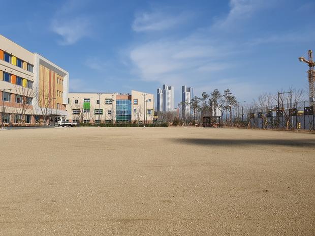 학교 운동장, 안전하게 갖춘 공간 만들어보세요! 전국산업안전으로 더욱 튼튼한 놀이터 관련 이미지