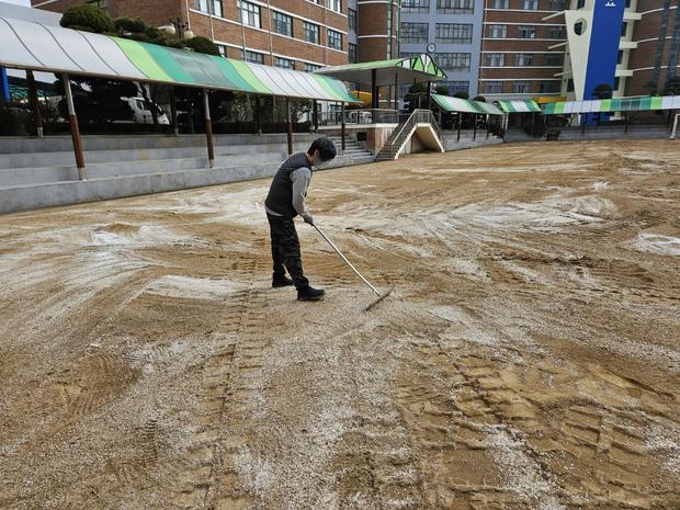 향동고등학교 운동장 관리, 안전 100%: 전국산업안전으로 최적화! 관련 이미지
