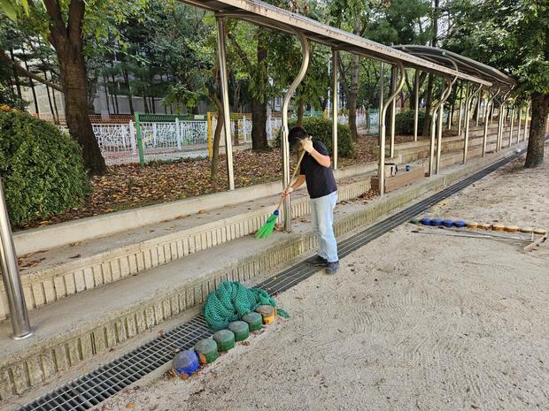 학교 운동장 잡초 제거 전문가로 안전하게 관리하세요!