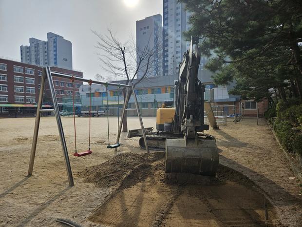 학교 운동장 잡초 제거: 전국산업안전으로 안정적 놀이터 만들어보세요! 관련 이미지