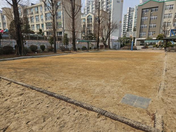 학교 운동장 잡초 제거! 전문 시공, 안전과 정밀도로  남제동병설유치원 운영장 깨끗하게!