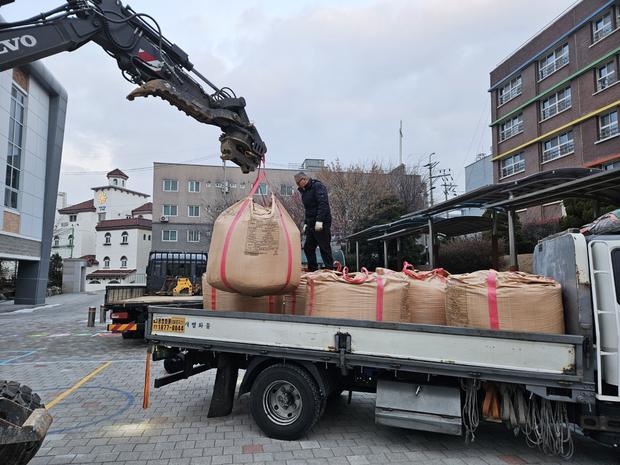 저전동초등학교 운동장 잡초 제거: 전국산업안전으로 건강하고 안전한 운동시간 만들기!