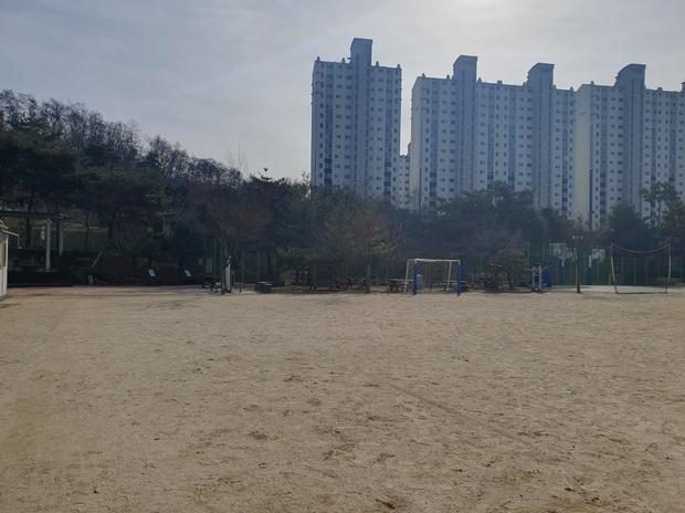 저전동고등학교 운동장 잡초 제거: 전국산업안전으로 깨끗하고 안전한 장비를 위한 필수! 관련 이미지
