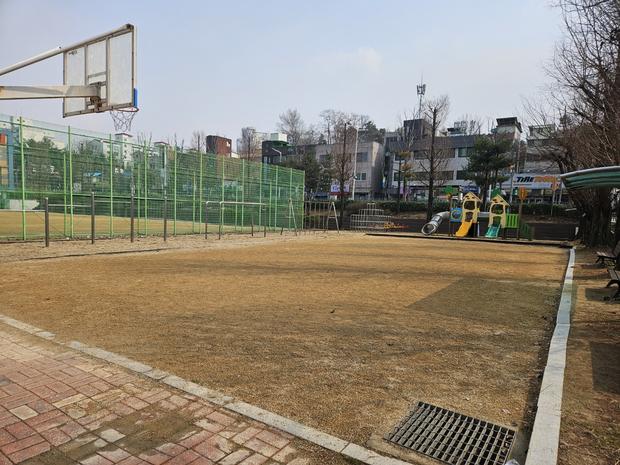 저전동병 설유치원 운동장 관리: 전국산업안전으로 학교 안전과 건강 확보!