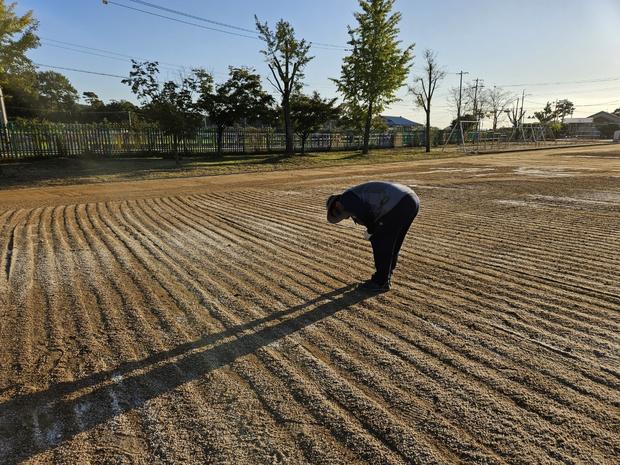 장천동초등학교 운동장 소금살포: 전국산업안전 솔루션으로 안정적인 장시간 활용!
