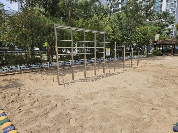 도사동중학교 운동장 잡초 제거, 전국산업안전으로 시설 유지보수!