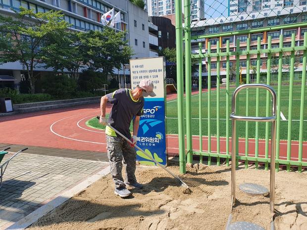 세지면초등학교 운동장 소금살포: 안전과 품질 최우선, 전국산업안전으로 보다 즐겁게! 관련 이미지