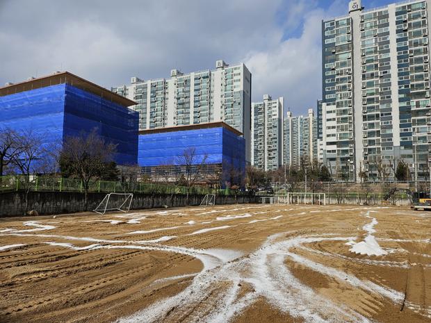 왕곡면고등학교 운동장 모래보충: 전국산업안전으로 튼튼한 놀이터 만들기!