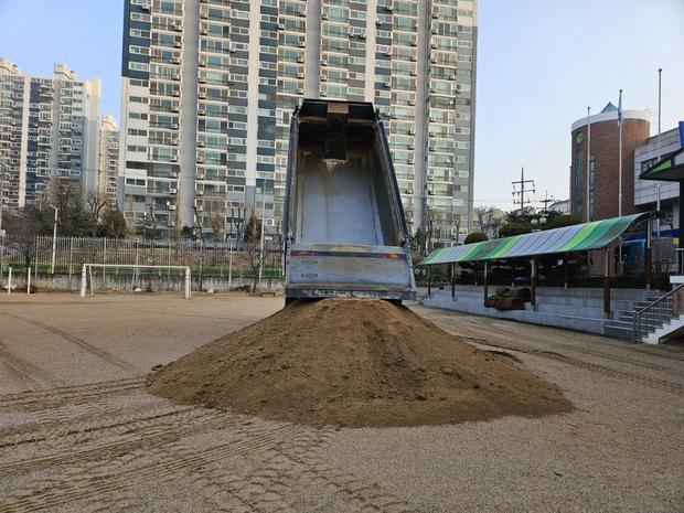 왕곡면병설유치원 운동장 모래보충: 전문 시공으로 건강하고 안전한 놀이터를 만들어 보세요!