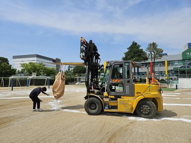 동강면중학교 운동장 모래보충, 전국산업안전으로 안전하고 깨끗한 활용!
