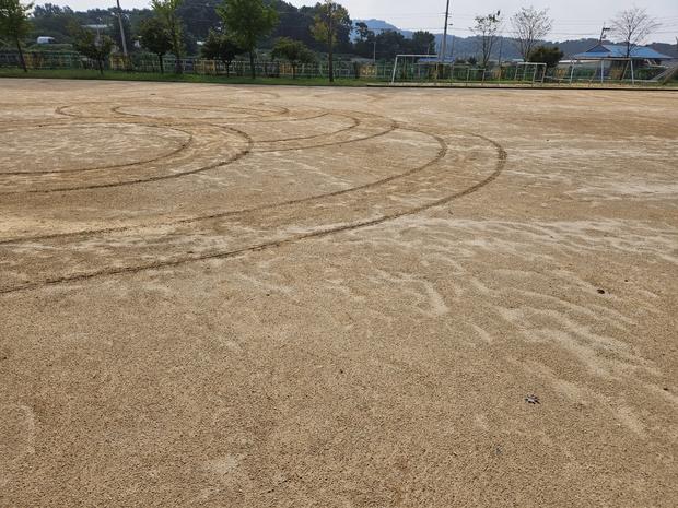동강면고등학교 운동장 안전 소금살포: 전문 시공으로  피할 수 없는 위험 방지!