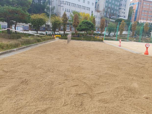 노안면병설유치원 운동장 소금살포: 전국산업안전으로 안전한 놀이터 만들어보세요!