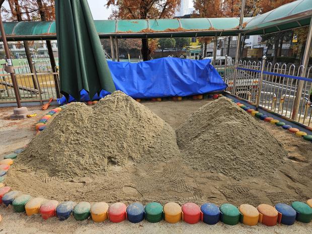 학교 운동장 잡초 제거, 전국산업안전으로 안전하고 건강한 놀이 공간 만들기!