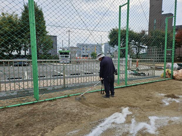 금천면 초등학교 운동장 모래보충, 전국산업안전으로 안정적인 놀이터 만들기!