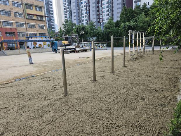 ? 금천면고등학교 운동장 잡초 제거, 전국산업안전으로 보다 시원하게!