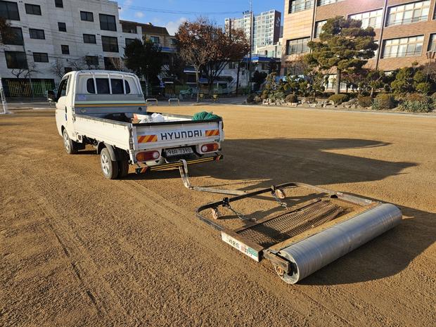 학교 운동장 잡초 제거, 전국산업안전으로 안전한 놀이터 만들기!