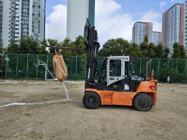 산포면초등학교 운동장 소금살포 전문 시공, 학교 안전 확보!