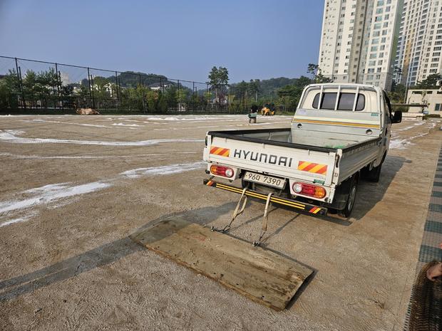 봉황면중학교 운동장 소금살포: 전문 시공으로 안전하고 오래도록  ? 관련 이미지