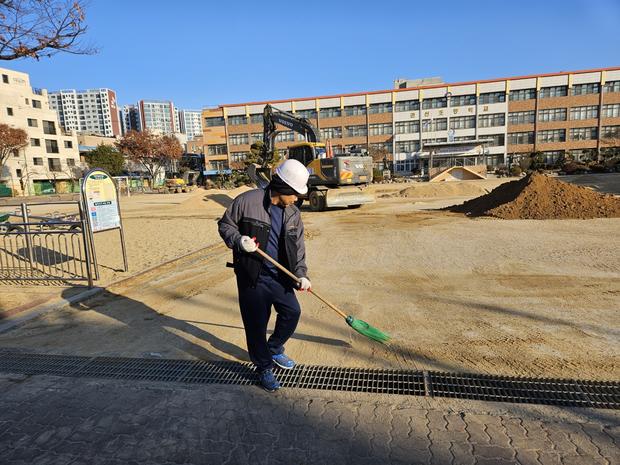 학교 운동장 모래 보충, 전국산업안전으로 깨끗하고 안전한 놀이 공간 만들기!