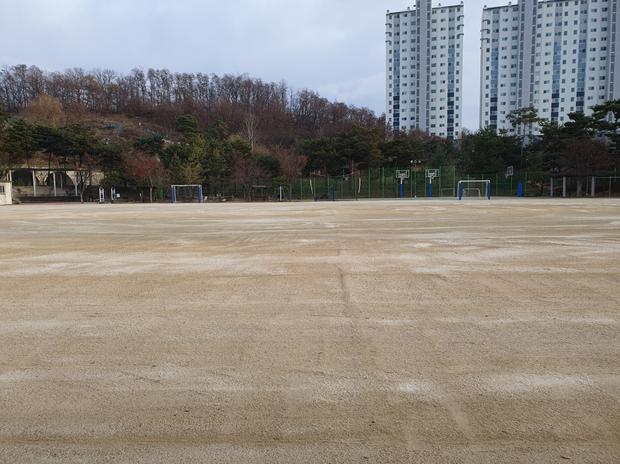 봉황면고등학교 운동장 안전, 전국산업안전으로 10년 이상 건설 & 유지보수 경험!