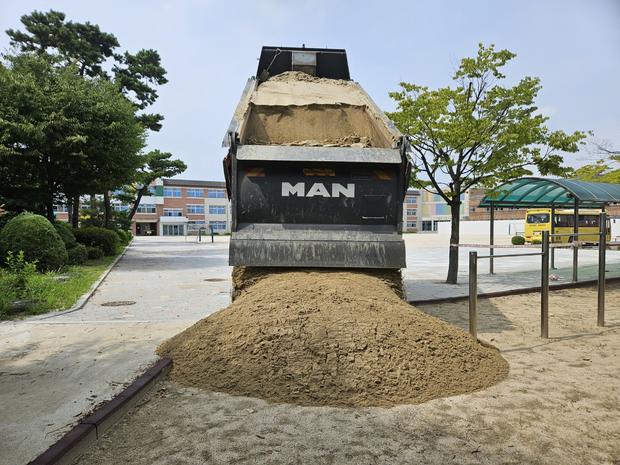 송월동초등학교 운동장 모래 보충: 전문 시공으로 안전하고 쾌적한 공간 만들어보세요!