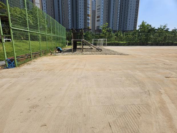 학교 운동장 잡초 제거, 안전 & 효율성까지 전국산업안전으로!
