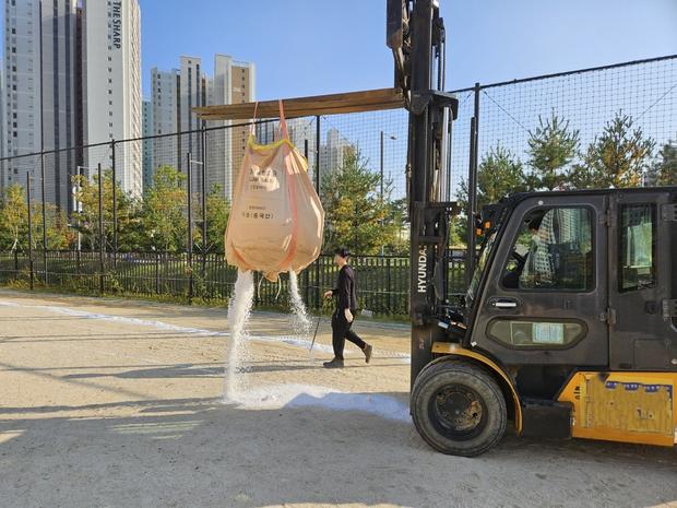 금남동유치원 운동장 잡초 제거, 전국산업안전으로 안전하게 놀 수 있도록!
