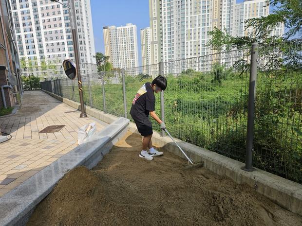 【 금남동초등학교 운동장 잡초 제거, 전국산업안전으로 건강한 놀이터! 】