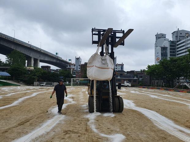 금남동중학교 운동장 소금 살포 ? 안전하게 유지하는 방법 알려줘!
