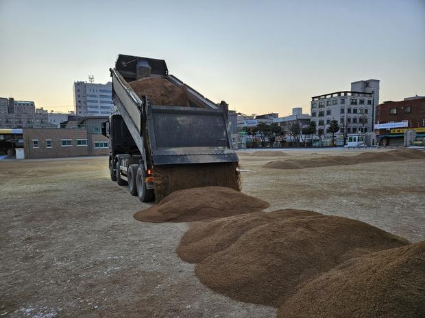 금남동중학교 운동장 잡초 제거: 전문 시공으로 안전하고 깨끗하게! 관련 이미지