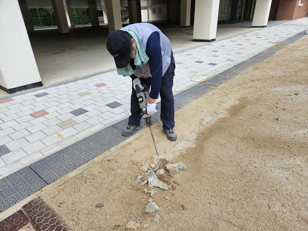 학교 운동장 모래보충, 전국산업안전으로 놀이터 깨끗하게!