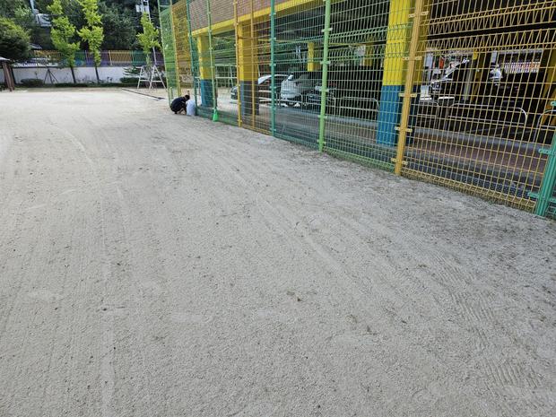 성북동중학교 운동장 잡초 제거! 전문 시공으로 안전하고 깨끗하게! 관련 이미지