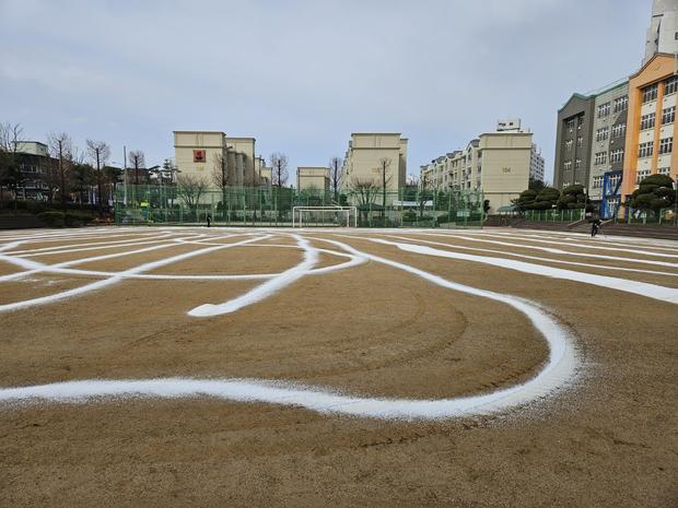성북동고등학교 운동장 잡초 제거: 전국산업안전으로 건강한 놀이 공간 만들어보세요!