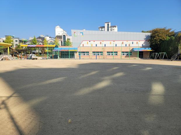 학교 운동장 잡초 제거! 전국산업안전으로  깨끗한 놀이터 만들기