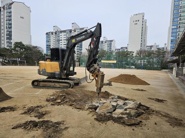 학교 운동장 잡초 제거, 전문 시공으로 안전하고 아름다움! 영산동어린이집 예시