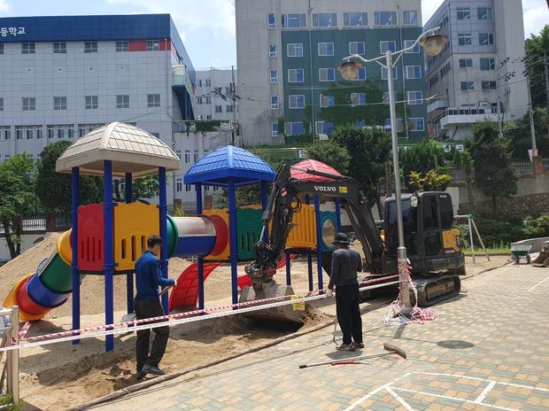 광양시초등학교 운동장 모래보충, 전국산업안전으로 더욱 신뢰할 수 있는 놀이터 만들어요!
