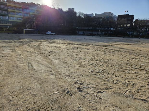 광양시중학교운동장잡초제거: 전국산업안전으로 깨끗하고 건강한 운동 공간 만들기