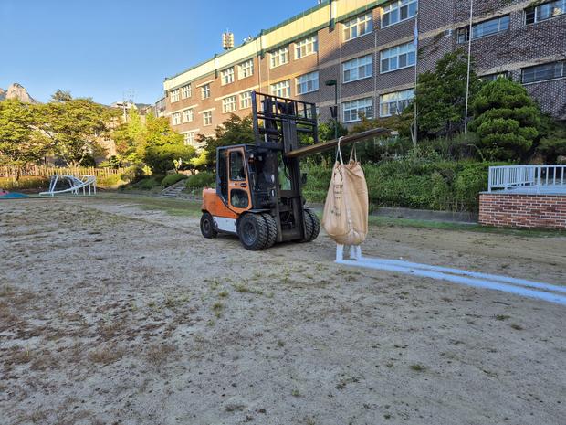 옥룡면중학교 운동장 소금살포, 전국산업안전으로 안전하고 만족스러운 공간 만들기